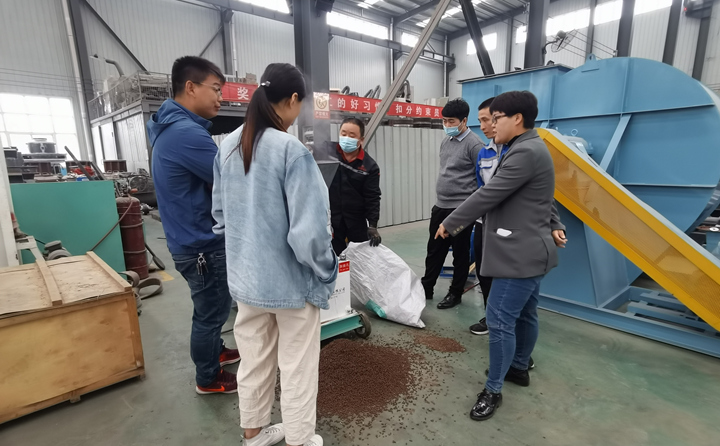 客戶對飼料顆粒機(jī)的制粒效果很滿意.jpg